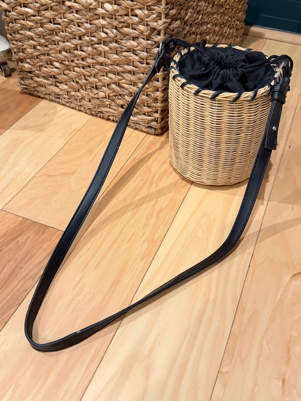 Woven Straw Bucket Crossbody Bag Black Trim Drawstring Boho Summer Purse - Picture 5 of 7